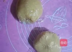 Illustration of how to make crispy cakes with red bean paste 1