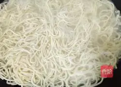 Cantonese Style Soy Sauce Royal Fried Noodles Recipe Illustration 4