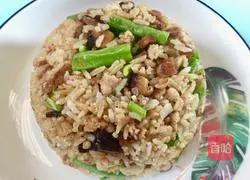 Illustration of how to make fried rice with green beans and preserved vegetables 3