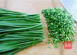 Illustration of how to make egg and leek dumpling stuffing 4