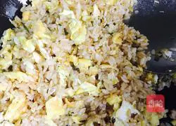 Illustration of how to make fried rice with chives and eggs 10