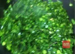 Illustration of how to make kale and sausage fried rice 11