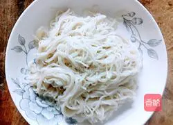 Illustration of making noodles with pork and pepper 4