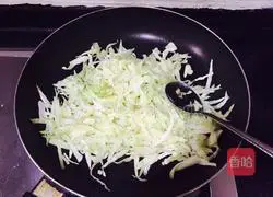 Illustration of how to make cabbage fried rice 5