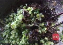 Illustration of how to make pork and celery stuffed dumplings 11