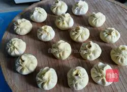 Illustration of how to make pumpkin buns 13