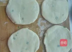 Illustration of how to make scallion pancake 10