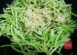 Illustration of how to make potato and vine fried noodles 5