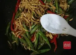 Illustration of how to make fried noodles with beans and shredded pork 8