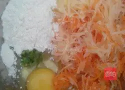 Illustration of how to make egg and potato pancakes 2