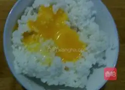 Illustration of how to make egg yolk fried rice 1