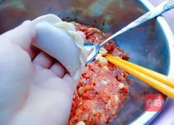 Illustration of how to make corn, carrot and pork dumplings 9