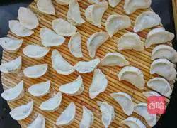 Illustration of how to make leek, egg and shrimp dumplings 16