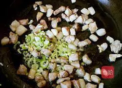 Illustration of braised rice with mushrooms and diced pork 4