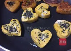 Illustration of how to make love pumpkin cake 10