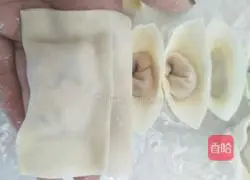 Illustration of how to make pork-stuffed Yuanbao wontons 5