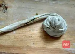 Illustration of how to make green onion layer cake 10