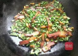 Illustration of how to make braised rice with bacon and beans 8