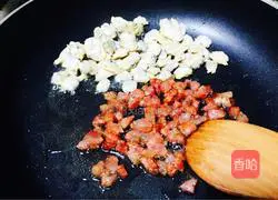 Illustration of how to make fried rice with clam meat and sausage 5