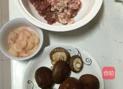 Illustration of how to make mushroom, pork and shrimp dumplings 1