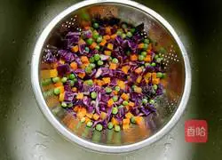 Illustration of how to make colorful egg fried rice 5