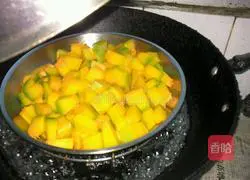 Illustration of how to make pumpkin steamed buns 1