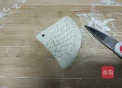 Illustration of how to make small fish steamed buns 8