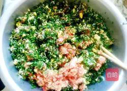 Illustration of how to make three fresh meat dumplings 8