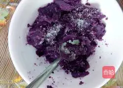 Illustration of how to make purple potato chocolate dumplings 1