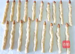Illustration of how to make witch finger cakes 6