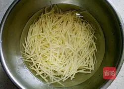 Illustration of how to make green pepper and shredded potato fried rice 3