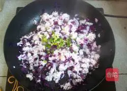 Illustration of how to make purple cabbage and egg fried rice 4