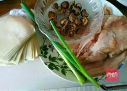 Illustration of how to make mushroom and chicken wontons 1