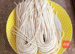 Illustration of how to make scrambled egg noodles with cherry tomatoes 10