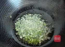 Illustration of how to make pork and sophora flower dumplings 6