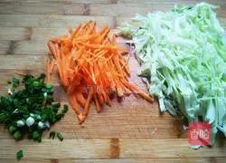 Illustration of how to make stir-fried noodles with eggs, cabbage 4