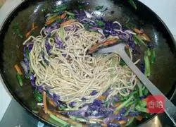 Illustration of how to make colorful fried noodles 13