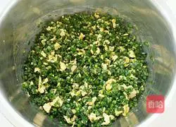 Illustration of how to make egg and leek dumpling fillings 7