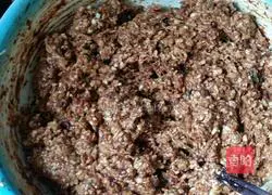 Illustration of how to make pork and green onion dumpling stuffing 8