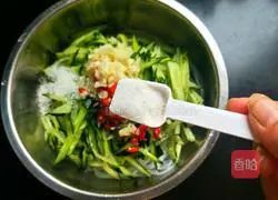 Illustration of how to make hot and sour vermicelli 8