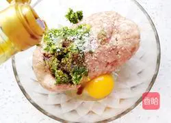 Illustration of how to make water chestnut and minced meat wonton stuffing 4