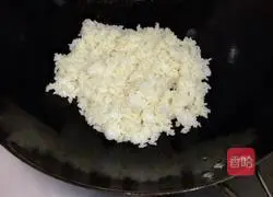 onion Illustration of how to make fried mutton rice 7
