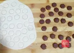 Illustration of how to make football steamed buns 3