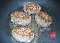 Illustration of how to make hamburger patties 5
