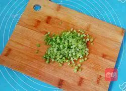 Illustration of how to make celery and shrimp dumplings 5