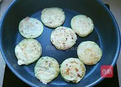 Illustration of how to make pan-fried zucchini cake 9