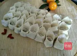 Illustration of how to make coriander and pork wontons 10