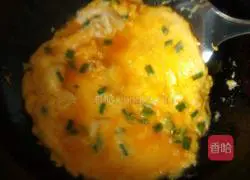 Illustration of how to make pan-fried local egg pancake 4