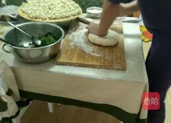 Illustration of how to make fennel stuffed dumplings 6