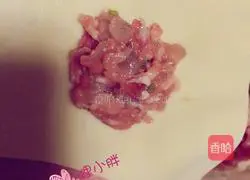 Illustration of how to make fresh meat and shrimp wontons 9